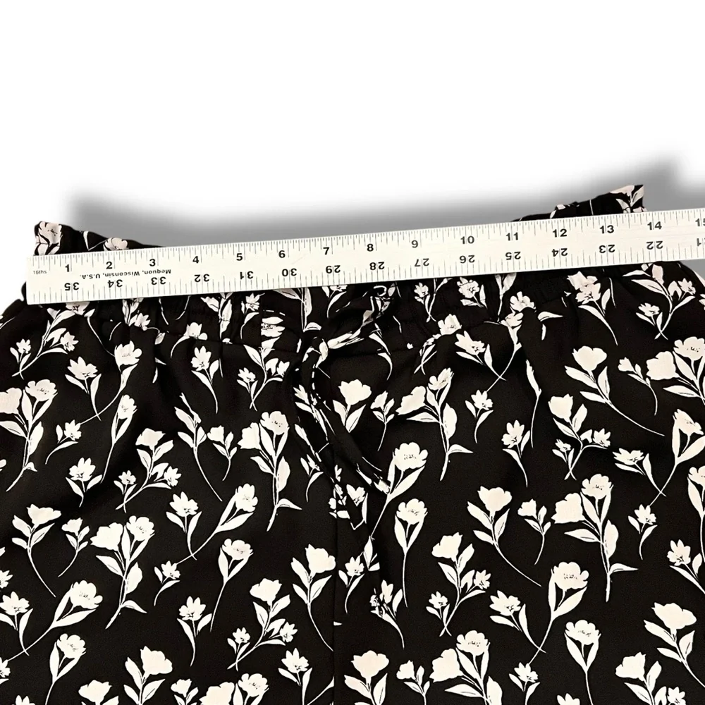 Simply Vera Vera Wang Womens Shorts Sz S Lined Black White Flowers Pockets A-6 - Picture 6 of 8